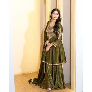 Ensemble haut-bas et dupatta pour femmes avec broderie et travail de séquence - Product Image 3