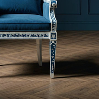 Fauteuil traditionnel en velours bleu avec incrustations en os et motif clé grecque, pieds en bois faits à la main, meubles de salon