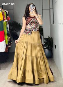 Lehenga de Rayón y Algodón de Alta Calidad con Volantes en Color Marrón y Beige Liso, con Bolso y Blusa con Bordado Gamthi, Proveedor Indio - Product Image 6