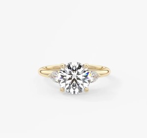 Bague de fiançailles en moissanite taille ronde, en argent sterling plaqué or jaune, pour femme, élégante bague solitaire - Product Image 1