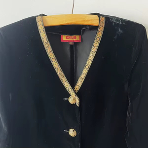 Blazer vintage en velours noir : veste gothique en velours, boutons métalliques, taille L - Product Image 1