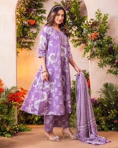 Tissu imprimé en pur coton de créateur haut de gamme avec délicats travaux manuels et broderies – Un mélange de confort et de savoir-faire. - Product Image 5