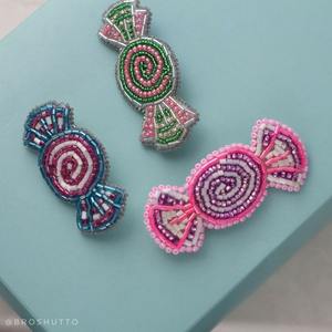 Porte-clés artisanal, breloque florale suspendue faite à la main, broderie perlée, symbole traditionnel pour mur, accent élégant - Product Image 3