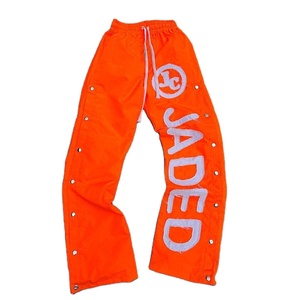 Pantalones de chándal cortavientos de nailon personalizados Unisex al por mayor OEM pantalones de nailon con detalle de botón a presión bordado desgastado de alta calidad - Product Image 1