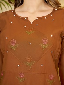 Conjunto de Kurta de Algodón Marrón Bordado con Pantalones Rectos para Mujer, Ropa Casual, Corte Holgado, Largo hasta el Tobillo, Estilo Indio-Pakistaní - Product Image 4