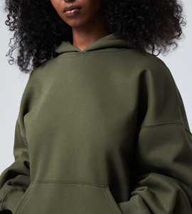Ensemble 2 pièces pour femme : Sweat à capuche zippé tricoté sur mesure et pantalon de survêtement oversize à épaules tombantes, motif uni, coupe courte - Product Image 3