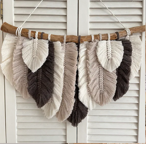 Impresionante Adhesivo de Pared de Macramé con Plumas Verticales Multitónicas, Diseño Contemporáneo que Agrega Comodidad y Calidez a Interiores Disponible - Product Image 1