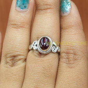 Anillo de Plata de Ley 925 Hecho a Mano con Cabujón de Granate y Bisel Chapado en Oro, Joyería Artesanal Vintage - Product Image 3