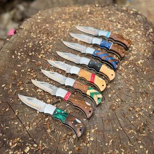 Cuchillo plegable hecho a mano con hoja de acero de Damasco y mango de resina, cuchillo para exteriores con 3 años de garantía, regalo para padrinos de boda, cuchillo de aniversario, EDC. - Product Image 3