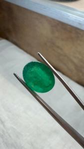Émeraude naturelle zambienne de 4,29 carats, taille ovale, pierre précieuse non montée |   Pierre précieuse verte authentique pour la vente en gros et l'exportation de bijoux fins - Product Image 3