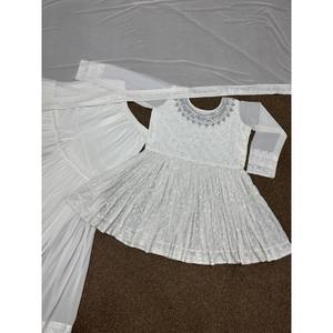 ชุดเสื้อ-กางเกง-ผ้าคลุมไหล่สีขาว DHK ปักลายประดับเลื่อม ไซส์ XL - Product Image 3