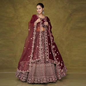 ชุดเลเฮนกาโชลีกำมะหยี่สำหรับเจ้าสาว พร้อมงานปักอันประณีต กระโปรงทรงพอง บลาสต์ดีไซน์โดดเด่น และผ้าคลุมไหล่สไตล์หรูหรา - Product Image 3