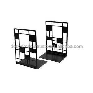 Une paire de serre-livres en métal avec un design géométrique moderne et ouvert. Voici un résumé de l'article - Product Image 1