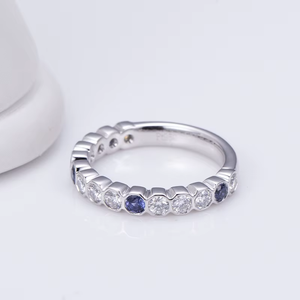 Anillo de Diamantes de Oro Blanco para Mujer, Corte Brillante Redondo con Piedras Laterales de Zafiro, Estilo Clásico de Compromiso - Product Image 1