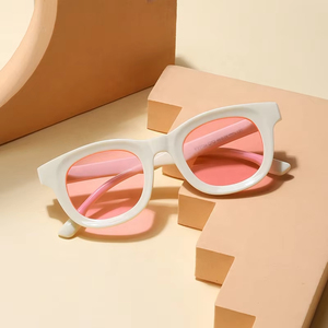 Nouveautés - Lunettes de soleil rétro style Round Harbour - Monture en PC haute densité - Verres UV400 - Lunettes de soleil blanches pour hommes et femmes - Product Image 1