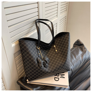 Sac fourre-tout en PU avec pendentif dessin animé simple, sac à bandoulière de luxe grande capacité pour femme, idéal pour les affaires - Product Image 4
