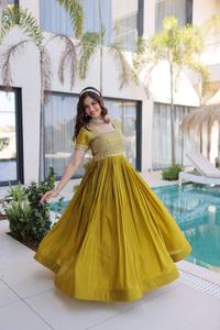 Colección de Vestidos de Diseño Elegantes en Dos Tonos, Amarillo Mostaza y Rojo Clásico, Largos hasta el Suelo, Estilo Étnico - Product Image 3