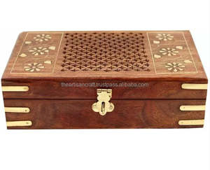 Boîte à bijoux carrée en bois moderne, artisanale, durable, avec sculptures, organisateur pour les cadeaux de bijoux pour femmes - Product Image 3