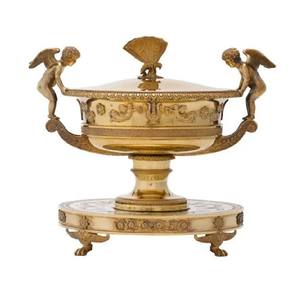 Sopera neoclásica sobre un pedestal elevado con un adorno decorativo con figuras familiares. Estilo antiguo disponible a precios de mayorista. - Product Image 1