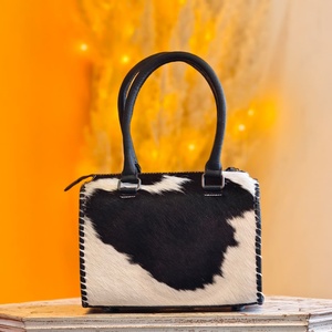 Sac de voyage décontracté de luxe en cuir véritable léger avec fermeture éclair et motif lettres en polyester Venus Leathers pour femmes et filles - Product Image 2