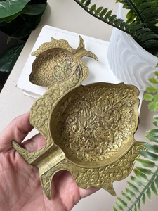 ที่เขี่ยบุหรี่ทองเหลืองโบราณ ลายดอกไม้ประดับตกแต่งสไตล์กลางศตวรรษ พร้อมผิวสัมผัสแบบพาติน่า - Product Image 5
