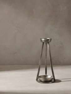 Support de bougie moderne minimaliste en métal, trépied, finition argentée élégante, texture moulée, candélabre architectural de table - Product Image 2
