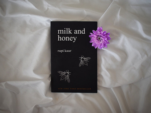 Leche y miel de Rupi Kaur, libro en inglés con tapa blanda, libro de poesía moderna y poemas emocionales - Product Image 1