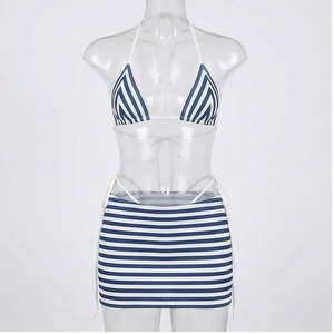 Ensemble bikini rayé pour femmes avec bas de maillot à cordon de serrage, maillot de bain deux pièces à encolure croisée, tenue de plage - Product Image 1