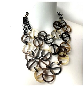 Elegante Collar de Cuerno Hecho a Mano con Cuerno de Búfalo Genuino con Diseño Moderno, Adecuado para Estilos de Moda Casuales y Formales - Product Image 1