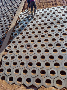 Moule en plastique hexagonal pour dalle de béton avec trou rond - Product Image 4