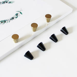 Bouton contemporain en alliage de zinc durable et écologique pour commodes, armoires de chambre, de cuisine, de salon, de salle à manger et autres meubles - Product Image 1