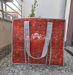Bolso Tote de Algodón Acolchado con Diseño Floral Jaipuri, Hecho a Mano por Artistas Indios Expertos, Estilo Bohemio Ecológico, con Cierre - Product Image 6
