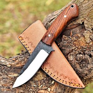 Cuchillo de Supervivencia Forjado a Mano en Acero al Carbono con Mango de Palisandro y Espiga Completa para Caza y Camping con Funda de Cuero Personalizada OEM/ODM - Product Image 1