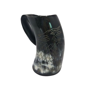 Chope à bière en corne de buffle de style viking, faite à la main, finition naturelle, design vintage en relief, prix de gros - Product Image 1
