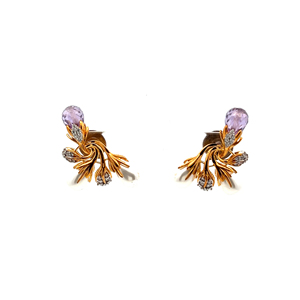 Elegantes pendientes dorados con un motivo floral esculpido y enredado, adornados con piedras brillantes similares a diamantes. - Product Image 1