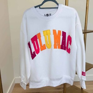 เสื้อสเวตเชิ้ตคอกลมโอเวอร์ไซส์ Lulu Mac สีขาว พิมพ์ลายตัวอักษรสายรุ้ง แบบยูนิเซ็กส์ สวมใส่สบายๆ สำหรับฤดูใบไม้ร่วง ผ้าถัก 100% คอตตอน น้ำหนัก 300 กรัม - Product Image 1