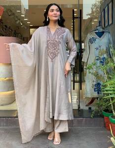 Conjunto Étnico para Mujer: Top de Algodón Muselina con Bordado Elaborado, Pantalón Liso con Borde Bordado y Dupatta con Bordado Interno Completo - Product Image 6