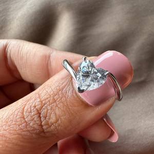 Anillo de Moissanita con Forma de Corazón y Banda Curva para Mujer, Plata 925 Original, Joyería Única para Propuesta de Matrimonio, Regalo de Boda - Product Image 1
