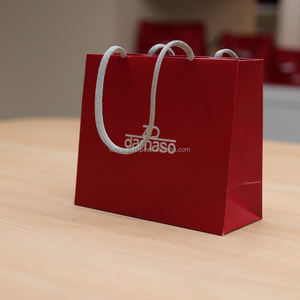 Petits sacs en papier d'emballage de luxe imprimés personnalisés pour bijoux cosmétiques et cadeaux tendance en 2025 sac à provisions - Product Image 3