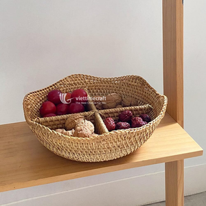 Panier de service en rotin à 4 compartiments avec bord festonné pour noix et fruits, idéal pour la décoration intérieure et l'organisation de la cuisine - Product Image 3