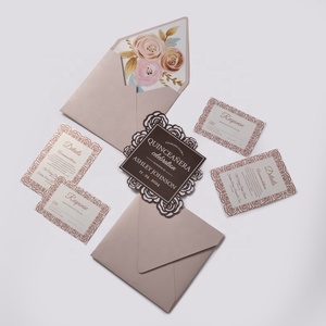 Conjunto de Invitaciones Personalizadas para Quinceañera, Tarjeta Acrílica con Espejo y Rosas Cortadas con Láser, Sobre con Forro Floral, Tarjetas RSVP y de Detalles - Product Image 1