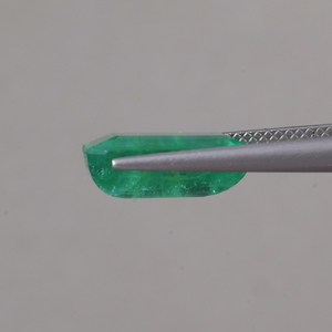 Esmeralda Natural Suelta Certificada por IGI, 6.23 Quilates, Corte Octogonal 13x9mm, Tallada a Mano, Pulida, Verde Claro, Encerada/Aceitada, Gema Excelente - Product Image 2