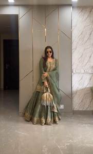 Robe traditionnelle pakistanaise en viscose de soie georgette brodée de créateur exclusif, tenue de fête pour femmes, mariages - Product Image 2