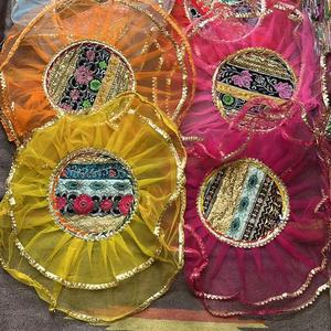 Célébrez les traditions vibrantes avec ce magnifique ensemble de sacs potli en filet faits à la main, soigneusement conçus pour ajouter un charme festif. - Product Image 1