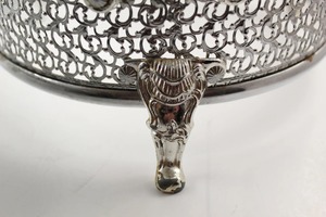 Cazuela Grabada con Acabado Plateado Real y Patas Decorativas para Servir Comida Caliente en la Mesa de Comedor y Eventos Festivos, de la India - Product Image 4