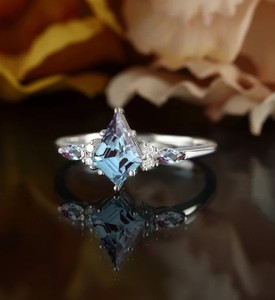 Bague de fiançailles et de mariage en argent sterling 925 avec alexandrite taille cerf-volant, changeante de couleur, bijou de mariée unique, cadeau - Product Image 1