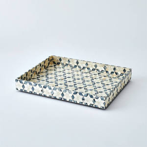 Bandeja geométrica oscura de nácar, rectangular, con diseño de cubo 3D, plato decorativo con asas integradas para interiores. - Product Image 1