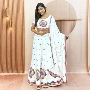Lehenga Choli en pur coton de qualité supérieure avec doublure en micro-coton et dupatta, prix de gros par Royal Export - Product Image 2