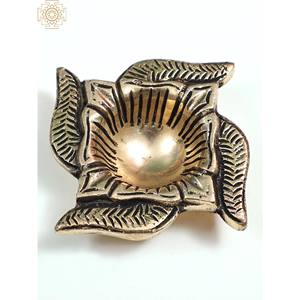 Hecho a mano 2 \ "pequeño latón Swastik Diya tradicional indio decoración del hogar artículo hecho en La India - Product Image 1