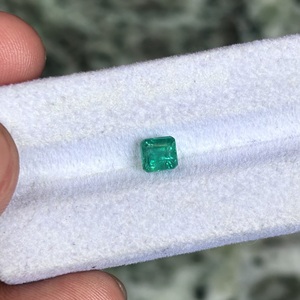Émeraude Naturelle Zambienne 1,10 Carat Vert Vif Taille Échelle Pierre Précieuse Non Montée pour la Fabrication de Bijoux Fins de Qualité Supérieure - Product Image 3